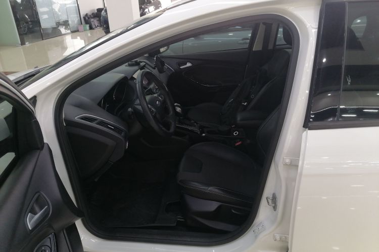 福特 福克斯 2012款 三厢 1.6L 自动风尚型中控内饰19