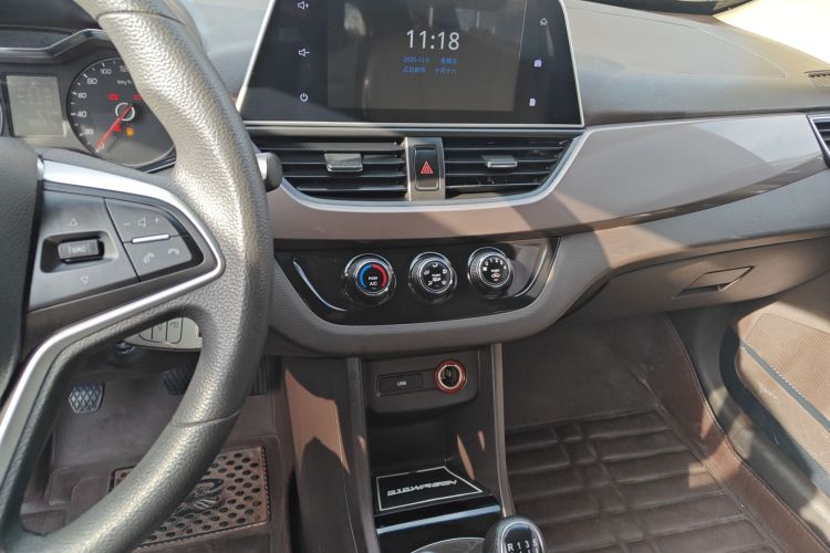 宝骏310W 2017款 1.5L 手动时尚型 国V中控内饰16