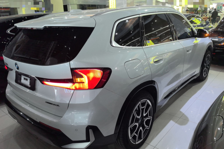 宝马iX1 2023款 xDrive30L X设计套装车身外观6005