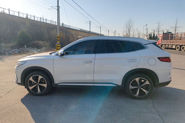 比亚迪 宋PLUS新能源 2021款 EV 尊贵型车身外观4