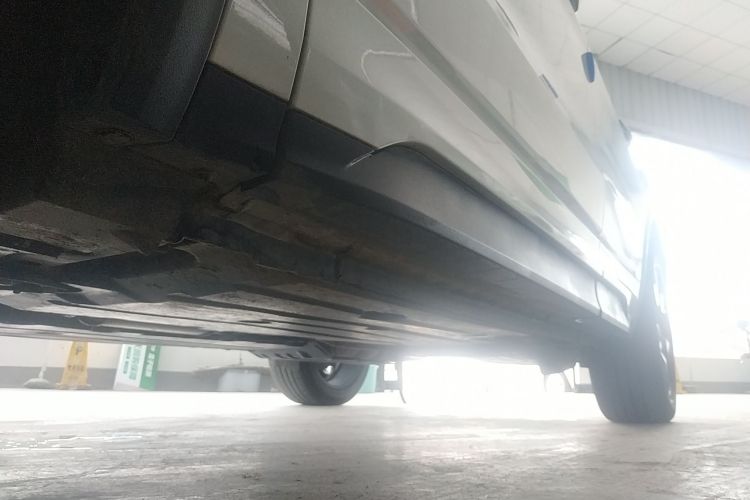 领克01 2017款 2.0T 四驱劲Pro版机舱底盘30