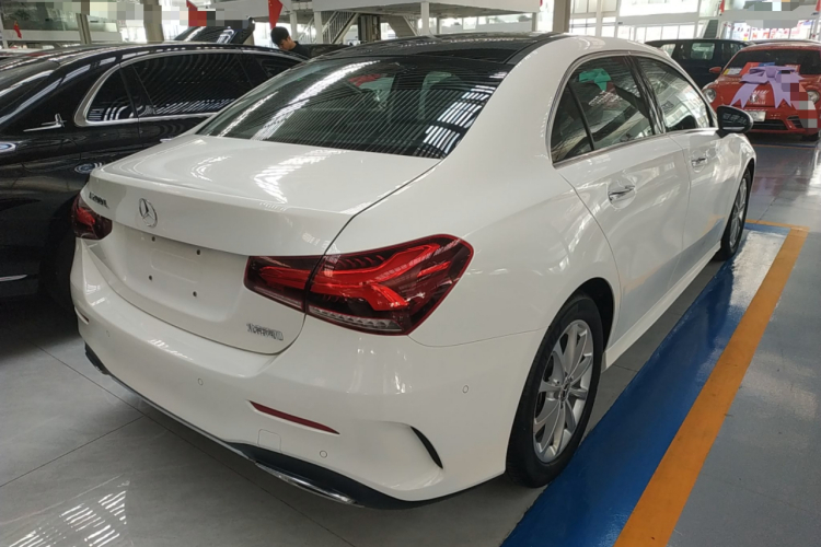 奔驰A级 2020款 A 200 L 运动轿车车身外观7