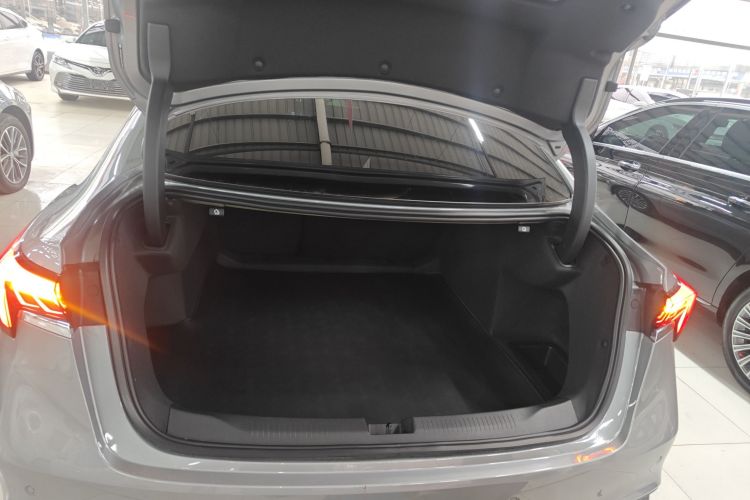 别克 君越 2023款 28T 越尊版机舱底盘23