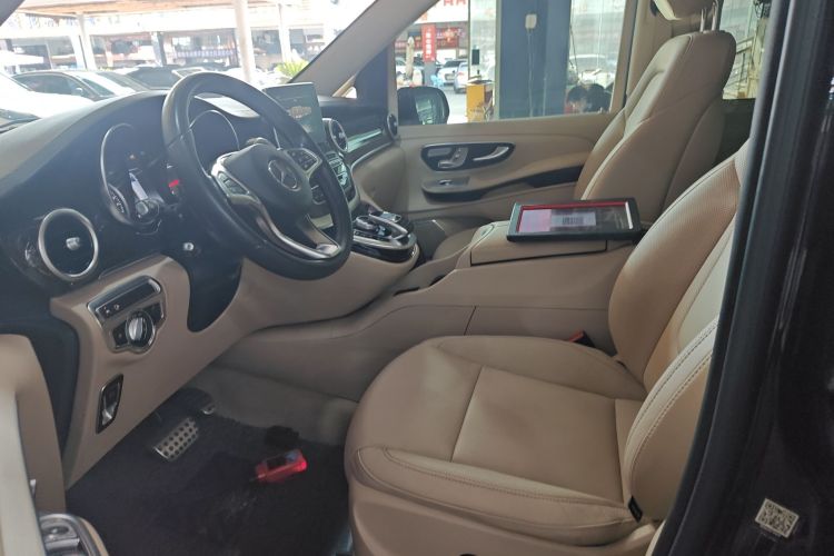 奔驰V级 2018款 V 260 L 尊贵加长版 国VI中控内饰19