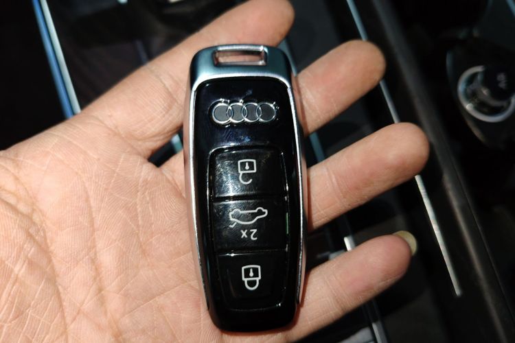 奥迪A6L 2025款 改款 45 TFSI quattro 臻选动感型中控内饰11