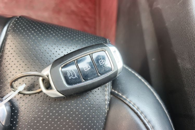 现代 胜达 2019款 380 TGDi DLX 自动两驱智尊版 国V中控内饰7001