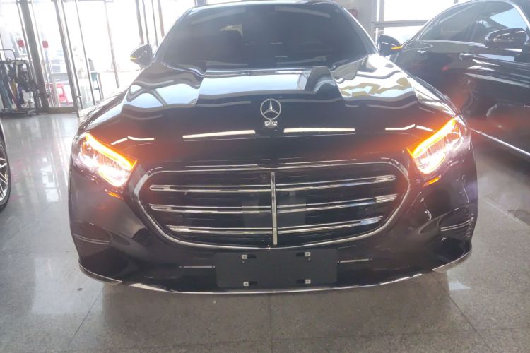 奔驰E级 2025款 E 300 L 时尚型车身外观2