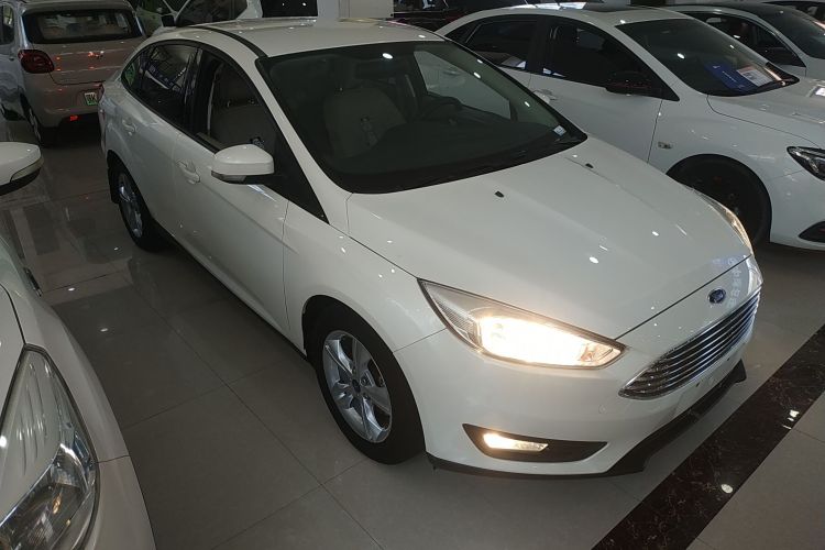 福特 福克斯 2017款 三厢 1.6L 自动舒适型智行版车身外观3