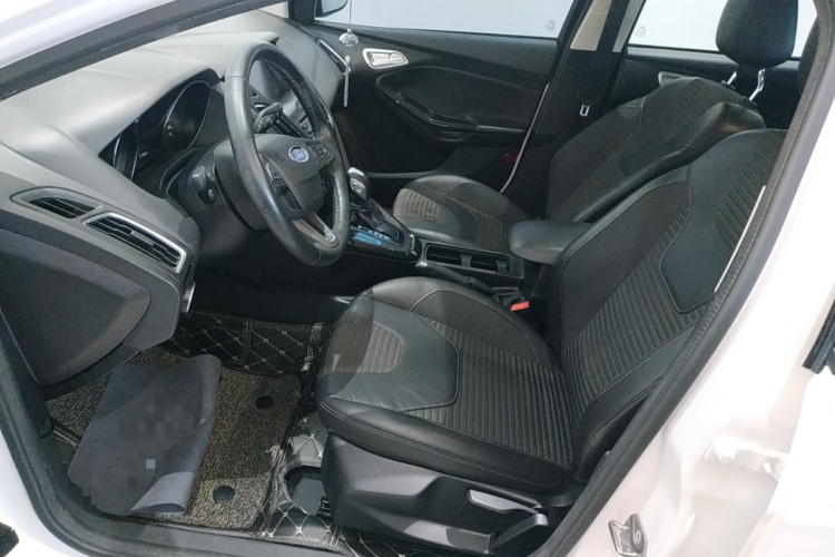 福特 福克斯 2015款 两厢 1.6L 自动风尚型中控内饰19