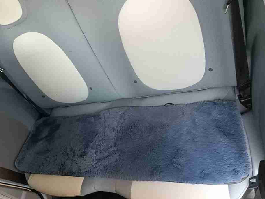 左侧后座椅及空间