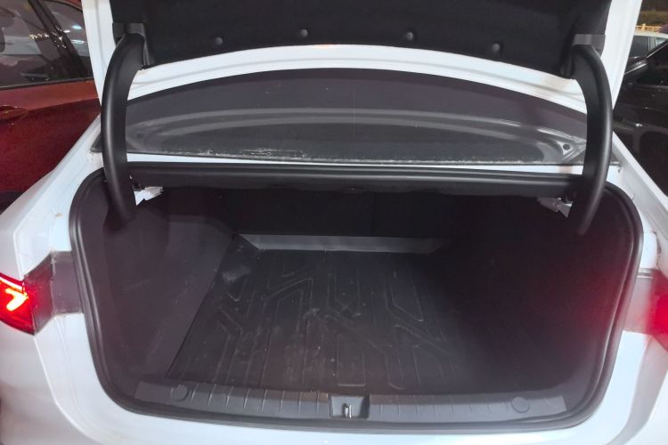 比亚迪 秦PLUS 2023款 冠军版 DM-i 55KM领先型机舱底盘23