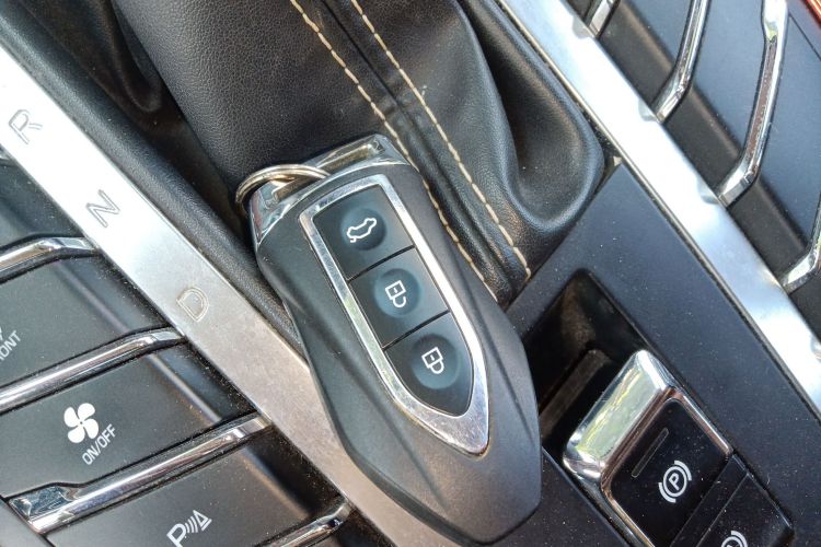 众泰SR9 2017款 2.0T 自动极致之心版中控内饰11