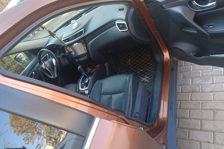 日产 奇骏 2015款 2.0L CVT舒适MAX版 2WD局部细节9005