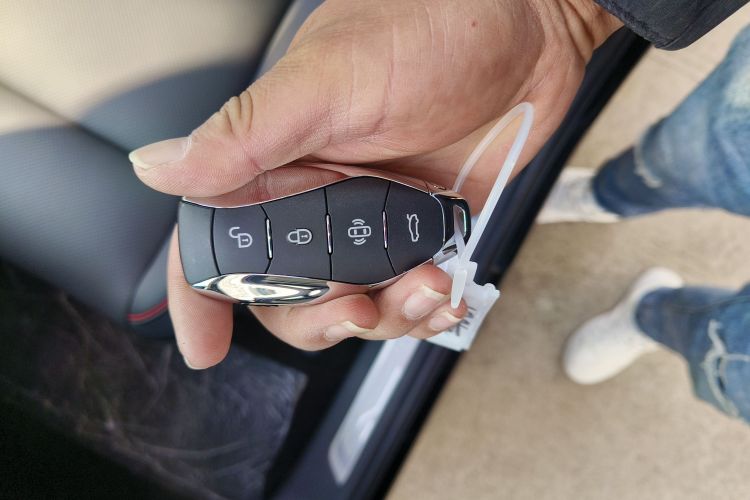 红旗HS7 PHEV 2025款 2.0T PHEV 四驱200万辆纪念版 6座中控内饰11