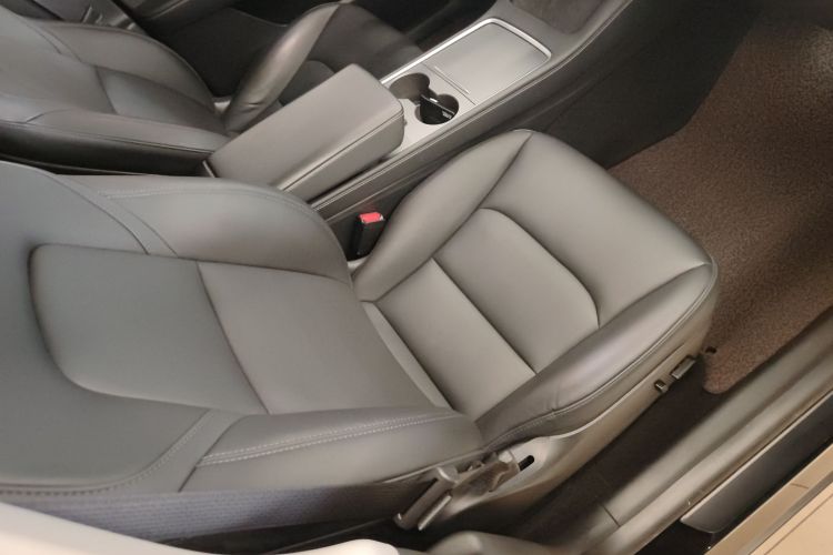 特斯拉 Model Y 2021款 标准续航后驱版局部细节41