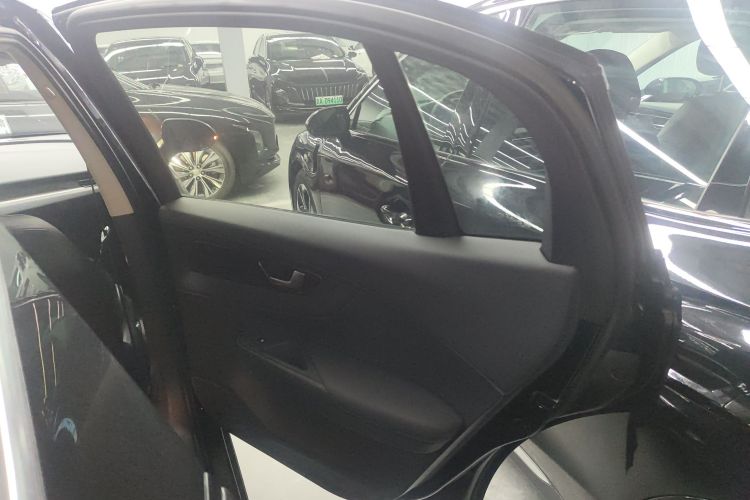 红旗E-QM5 2022款 431km 充电乐享版中控内饰7006