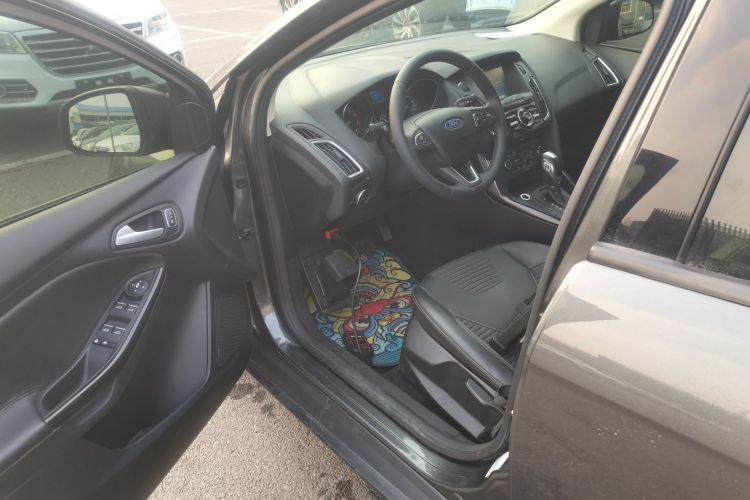 福特 福克斯 2015款 三厢 1.6L 自动风尚型中控内饰19