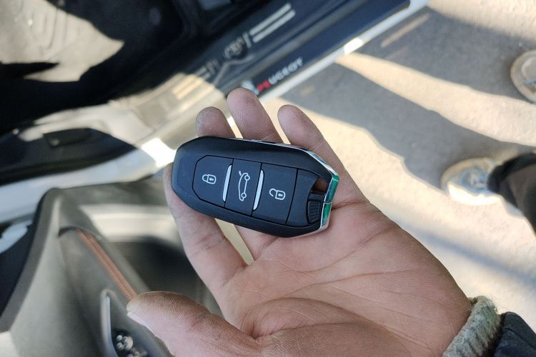 标致4008 2017款 350THP 精英版中控内饰11