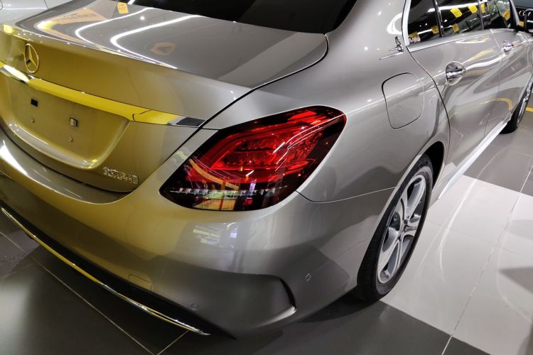 奔驰C级 2020款 改款 C 260 L 运动版车身外观9