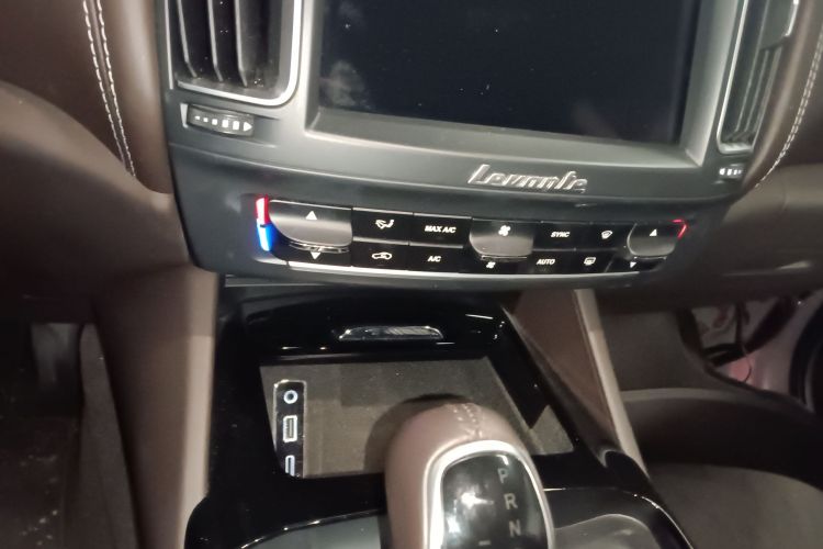 玛莎拉蒂 Levante 2016款 3.0T 标准型中控内饰16