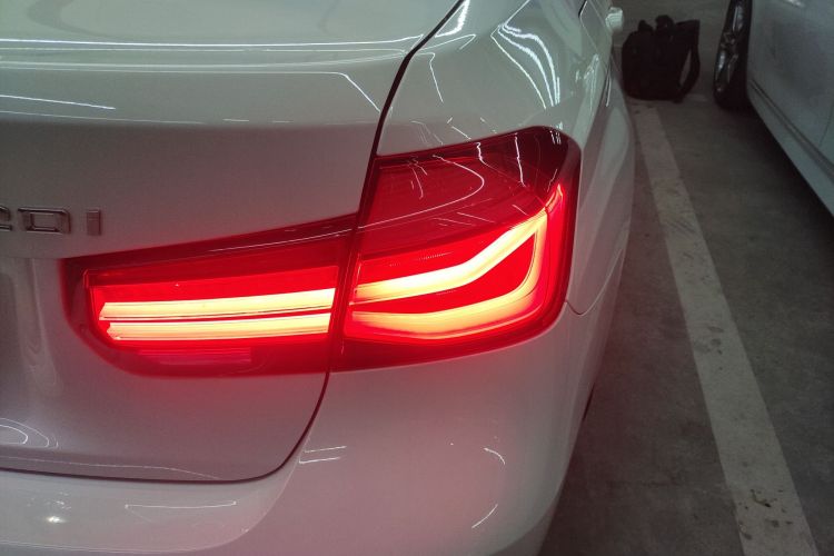 宝马3系 2019款 320i M运动曜夜版车身外观9