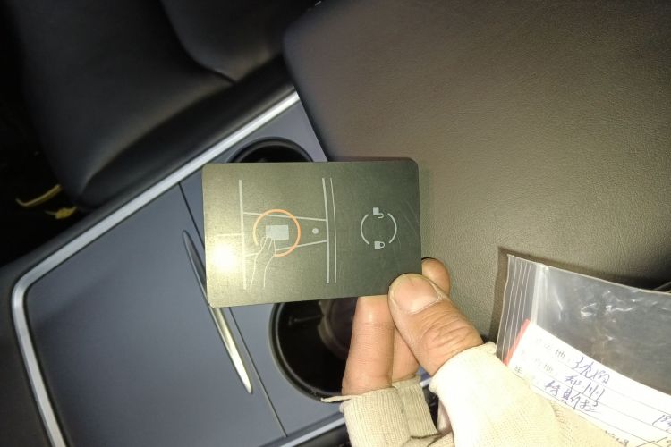 特斯拉 Model Y 2021款 标准续航后驱版中控内饰11