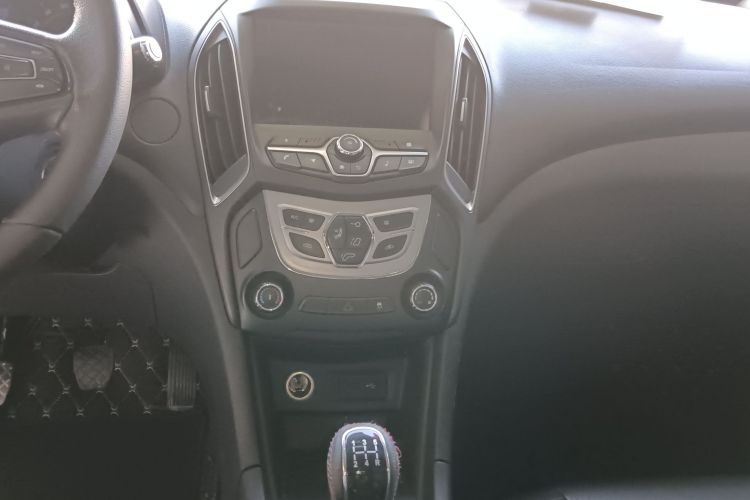 奇瑞 艾瑞泽5 2017款 1.5L 手动时尚版中控内饰16