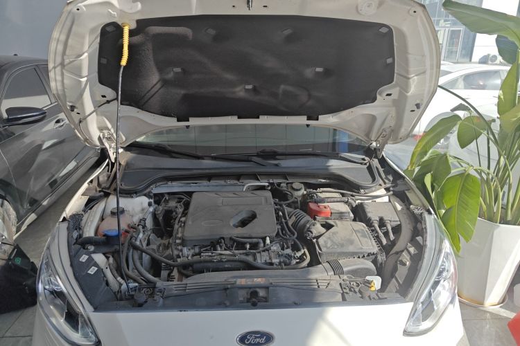 福特 福克斯 2020款 两厢 EcoBoost 180 自动锋潮型机舱底盘24