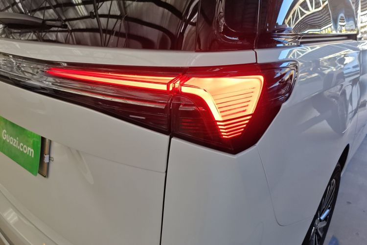 别克GL8新能源 2025款 陆尚 先享版 7座车身外观9