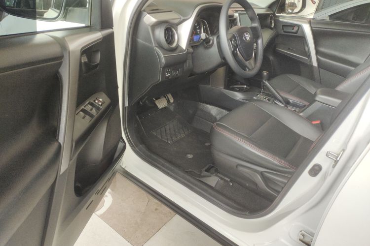 丰田 RAV4荣放 2019款 2.0L CVT两驱先锋版 国V中控内饰20