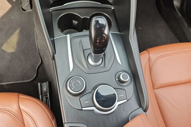 阿尔法·罗密欧 Giulia朱丽叶 2017款 2.0T 200HP 精英版中控内饰18