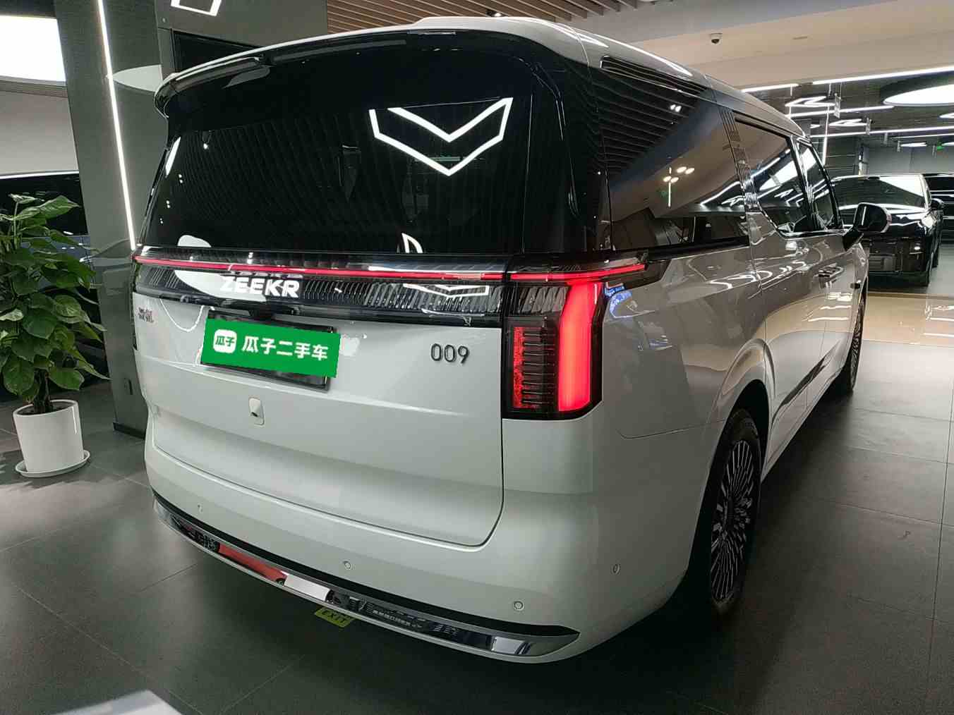 极氪009 2024款 六座行政版四驱 108kWh(5)