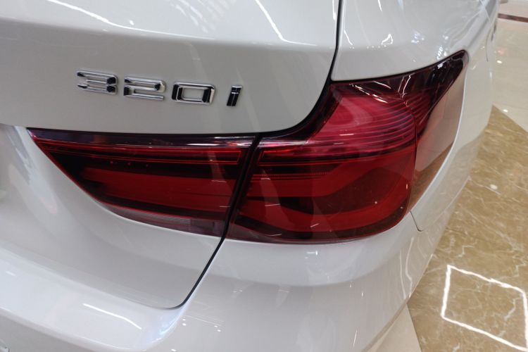 宝马3系GT 2019款 320i M运动套装车身外观9