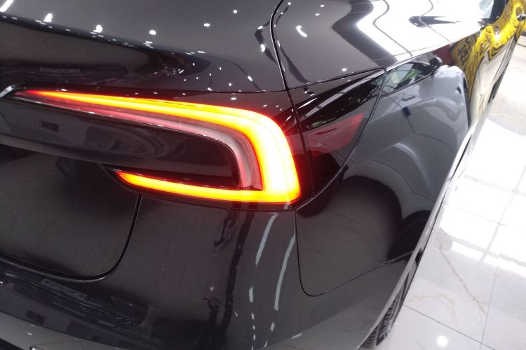 特斯拉 Model 3 2023款 后轮驱动版车身外观9