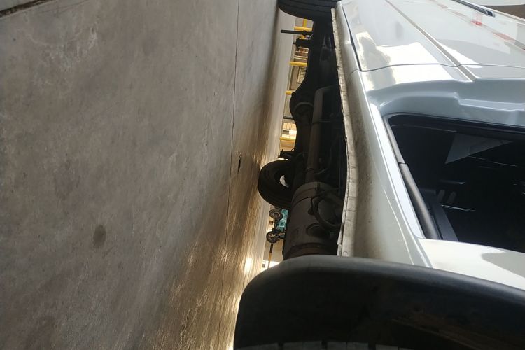 江铃福顺 2023款 2.0T 自动中轴中高顶商运型厢式运输车2/3座局部细节9001