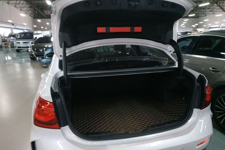 宝马1系 2019款 120i M运动套装机舱底盘23