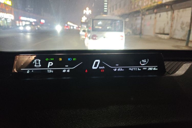 哪吒汽车 哪吒V 2022款 潮 400 Lite 粉色定制款中控内饰14