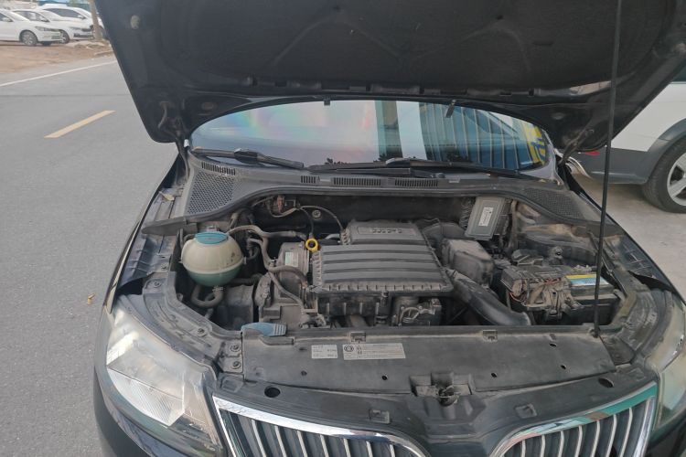 斯柯达 昕锐 2013款 1.6L 手动智选型机舱底盘25