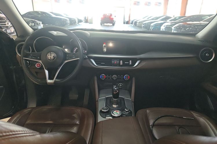 阿尔法·罗密欧 Stelvio斯坦维 2017款 2.0T 200HP 精英版中控内饰12