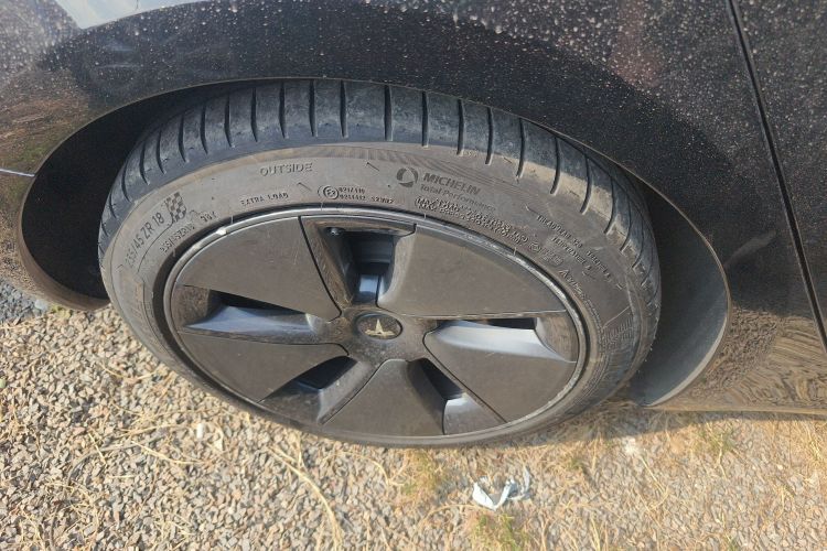 特斯拉 Model 3 2021款 标准续航后驱升级版 3D6车身外观6008