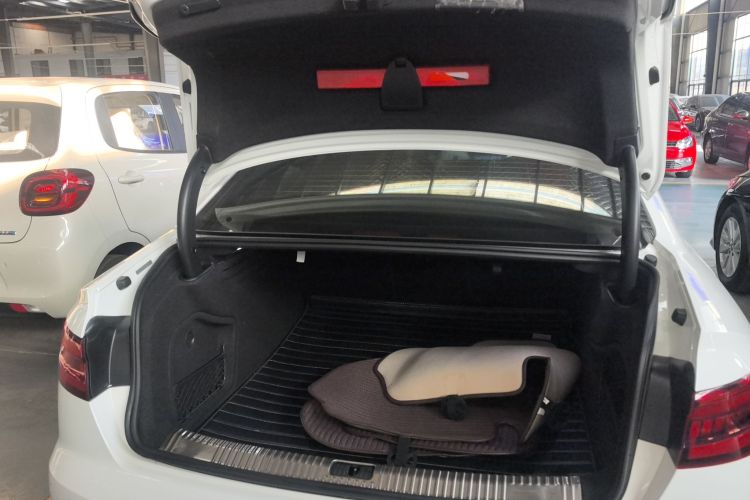 奥迪A4L 2019款 40 TFSI 时尚型 国V机舱底盘23