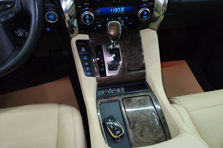 丰田 威尔法 2023款 皇冠 双擎 2.5L HV至尊版中控内饰18