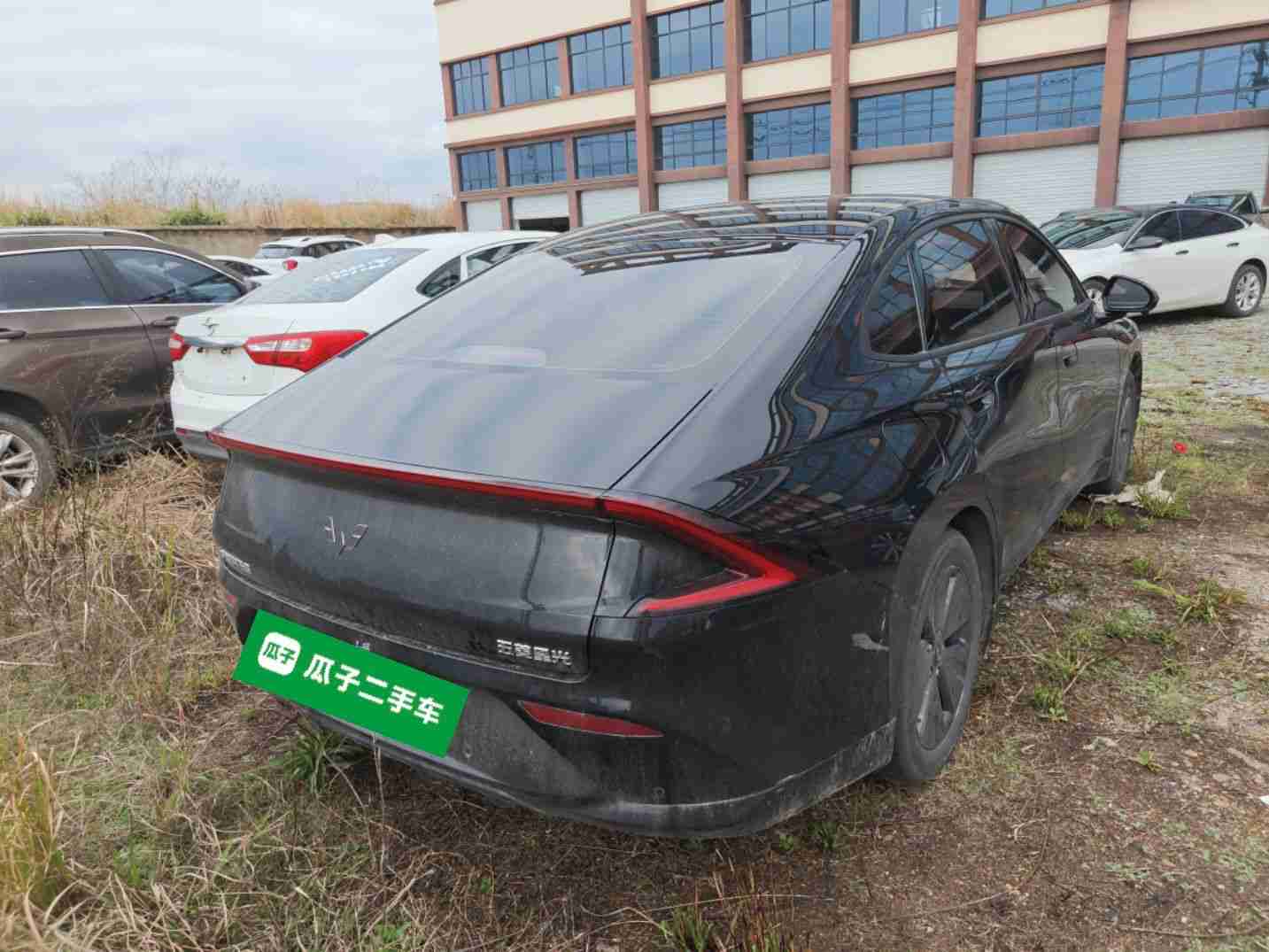 车辆右后45度外观展示