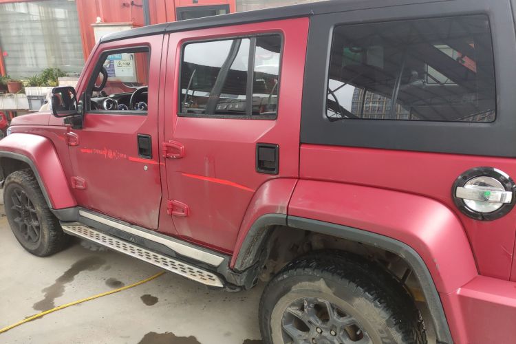 北京BJ40 2021款 2.3T 自动四驱刀锋英雄版至尊型车身外观4