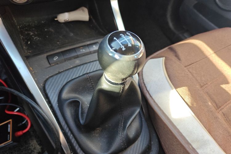 比亚迪 元 2016款 1.5L 手动尊贵型中控内饰18