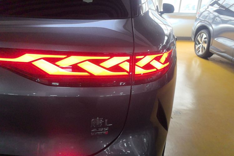 比亚迪 唐L 2025款 DM 200KM四驱激光雷达旗舰型车身外观9