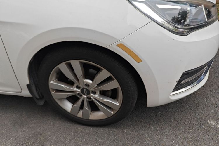 奇瑞 艾瑞泽5 2016款 1.5L CVT领潮版车身外观6007