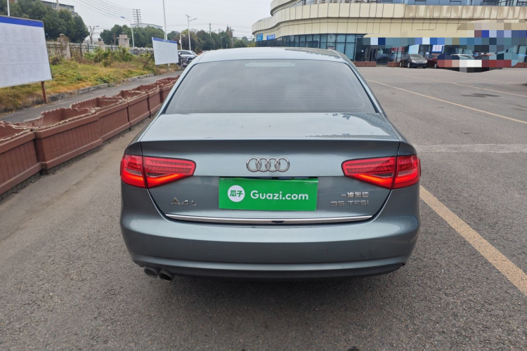 奥迪A4L 2015款 35 TFSI 自动标准型车身外观6