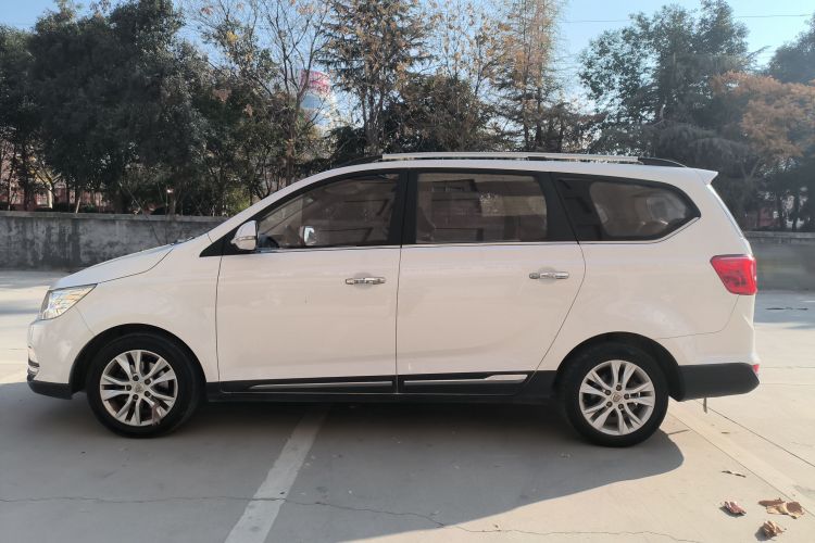 宝骏730 2016款 1.5L 手动舒适型 7座 国V车身外观4