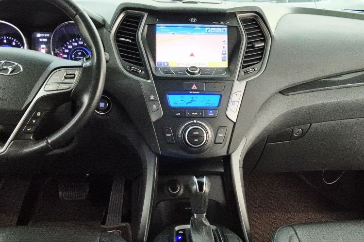 现代 胜达 2013款 2.4L 自动两驱智能型中控内饰12